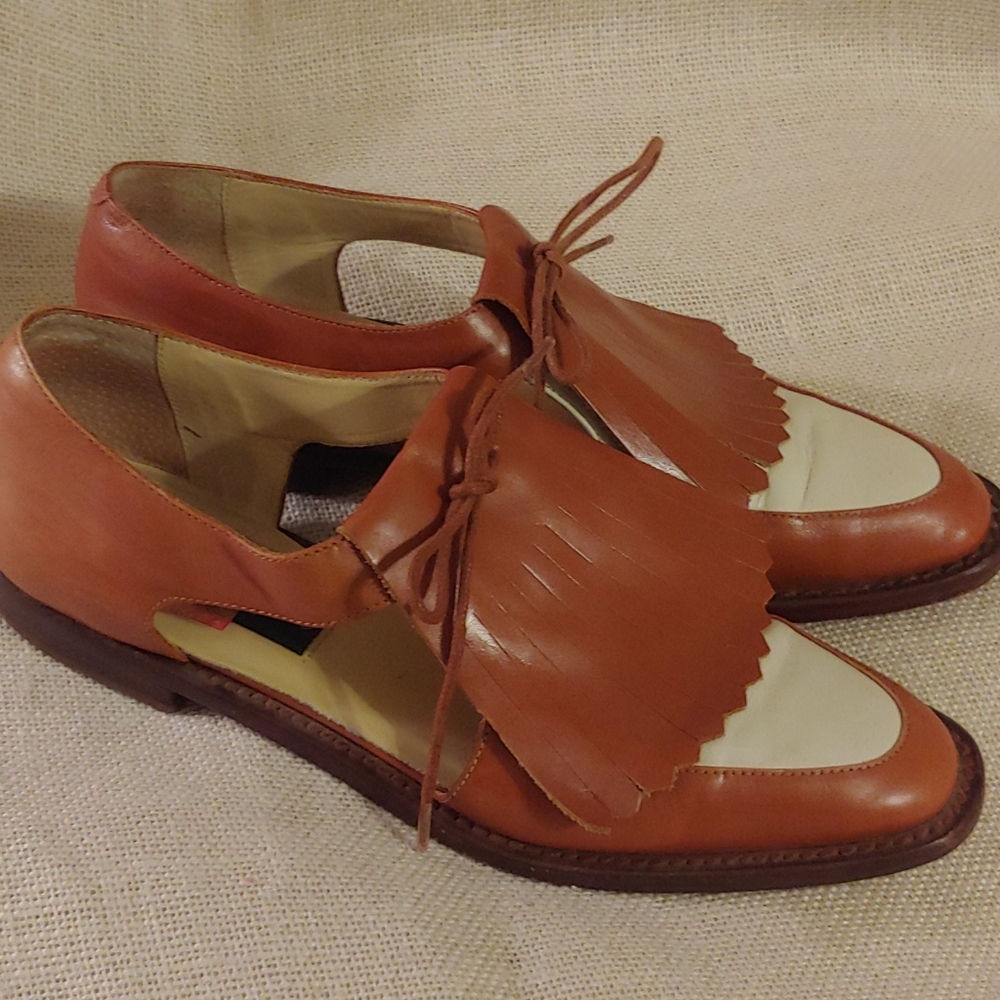 Kenneth Cole Women's 7N 2 Tone Kiltie Fringe shoe